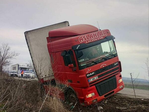 Пиян водач прати камион в канавка