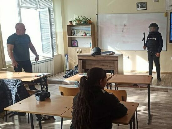 Обучаваха ученици за реакция при въоръжена атака