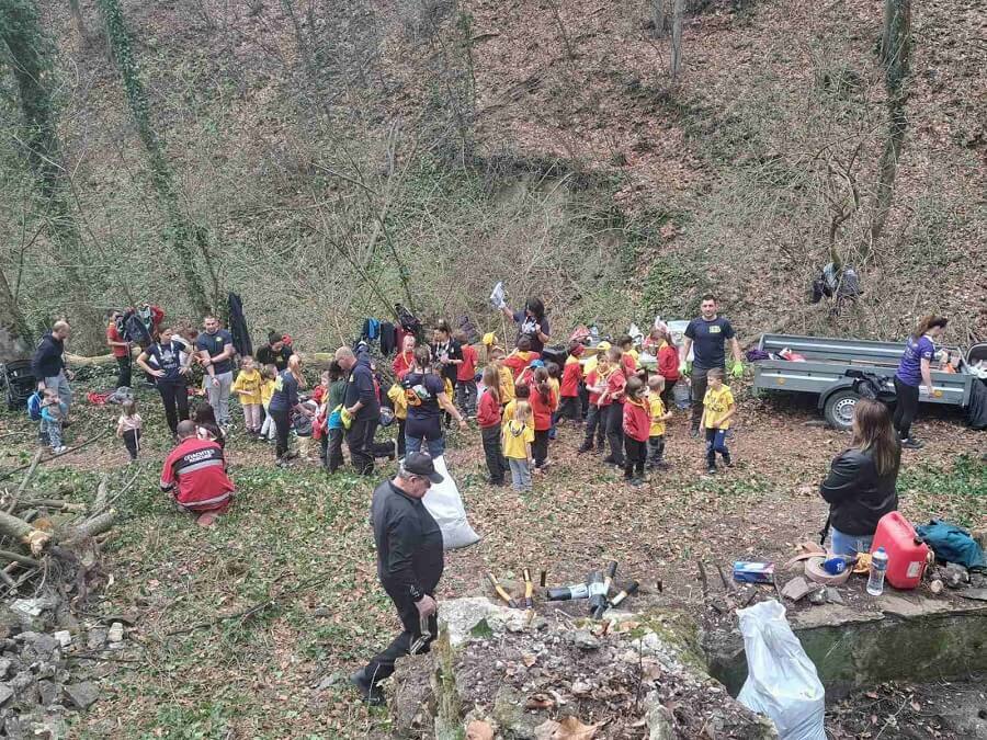 Десетки доброволци чистят около „Лъвчето“