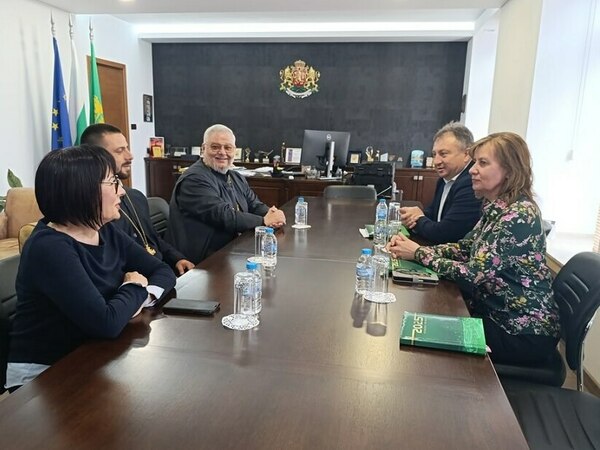 Митрополит Киприан с плакет от кмета на Шумен