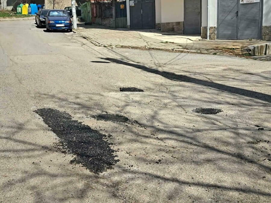 Кърпенето на дупки продължава