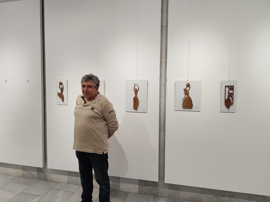 Изящни дървопластики гостуват в библиотеката