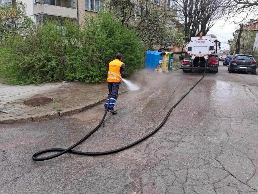 Миенето на улици продължава по график