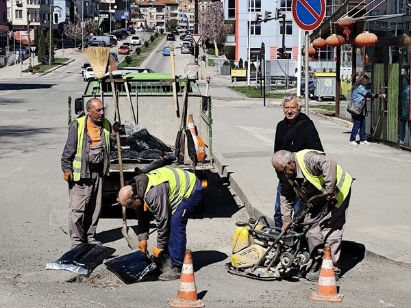 Кърпят дупки по още 12 участъка