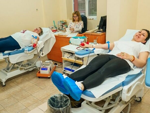 Осем студенти дариха кръв за първи път