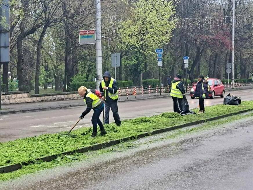Започна косенето на тревните площи