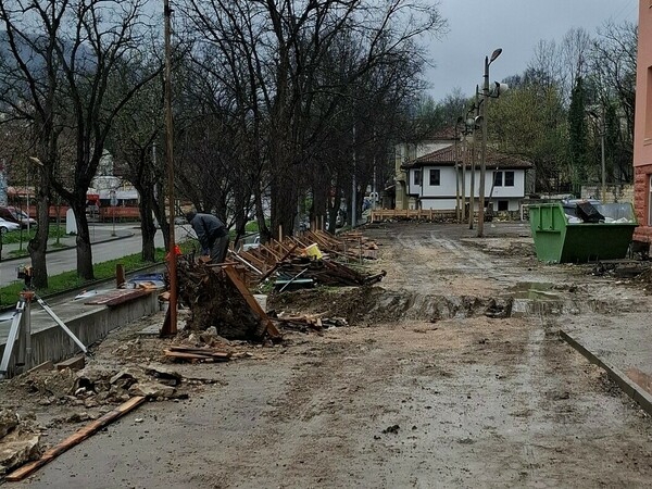 Ремонтът в Гимназията по икономика завършва до месец?