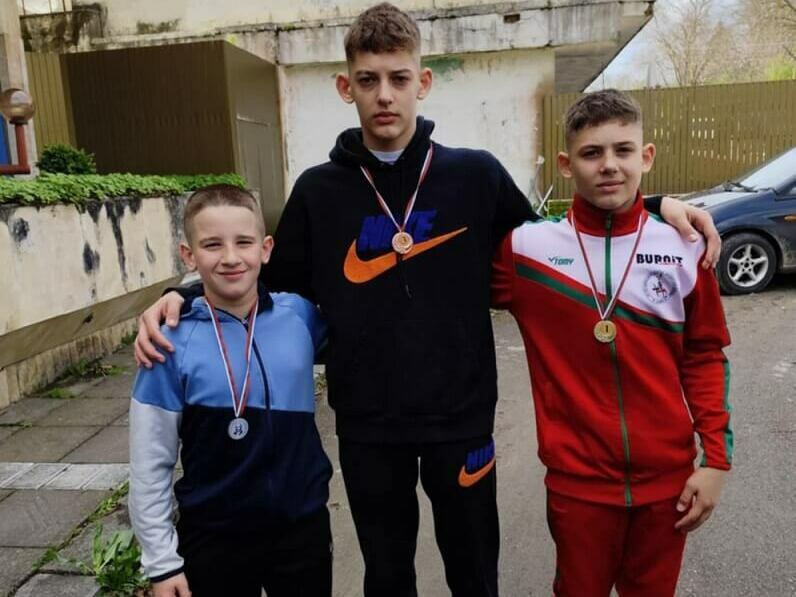 Пълен комплект медали за млади борци от Шумен