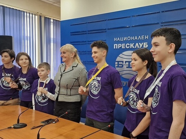 Информатиците от Школа „А&Б“ с Наградата на кмета