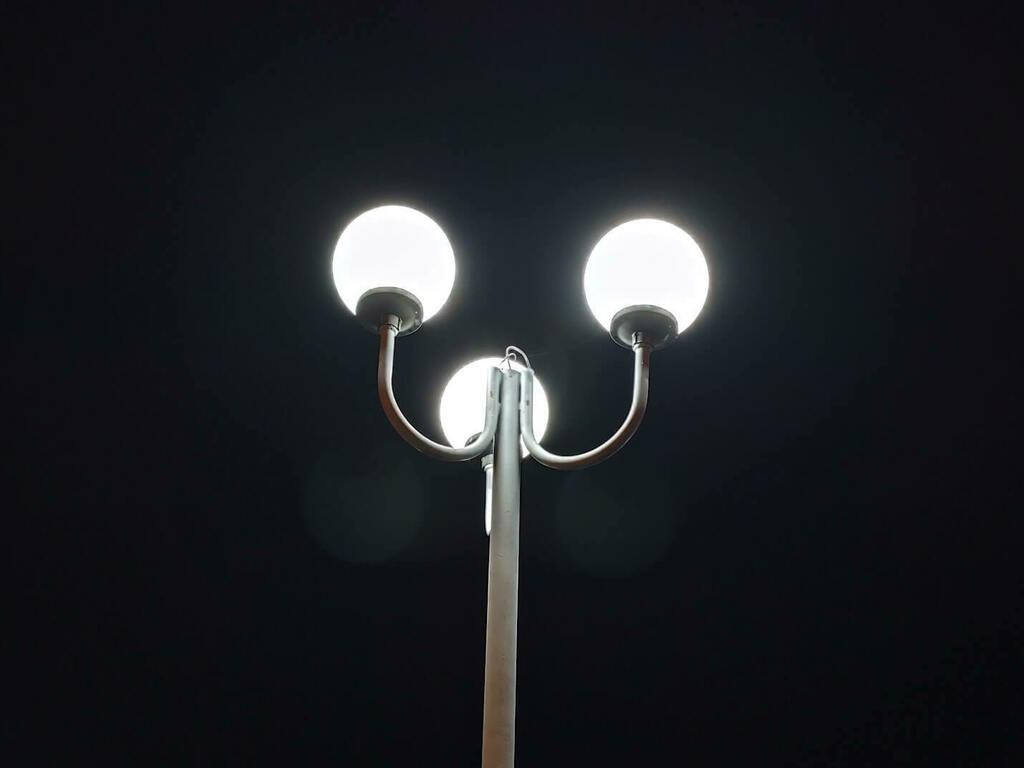 Махат глобусите от уличното осветление в центъра