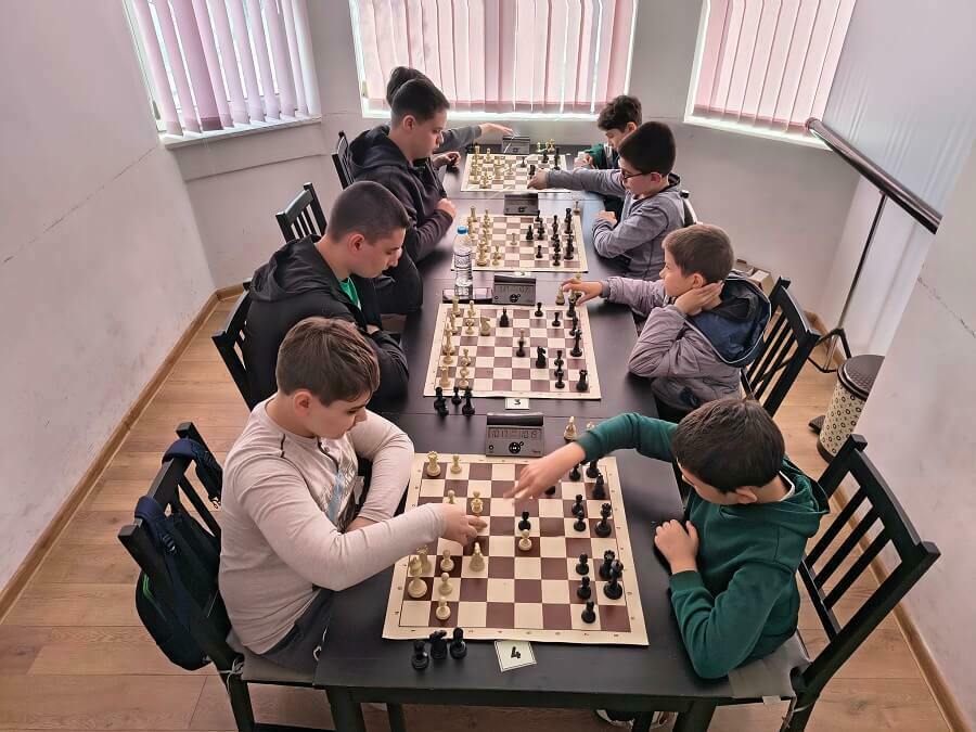 Шуменски шахматисти най-добри при 13 и 16-годишните