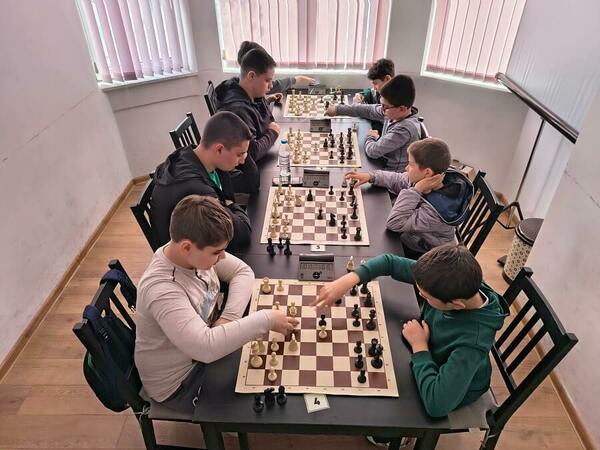 Шуменски шахматисти най-добри при 13 и 16-годишните