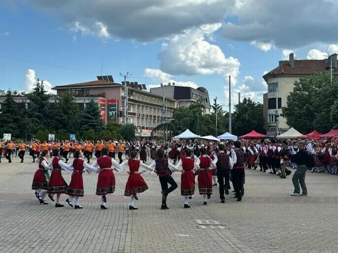 Хоротека на площада в Каспичан