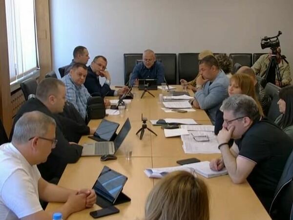 Обсъждат проблема с паркирането до поликлиниката