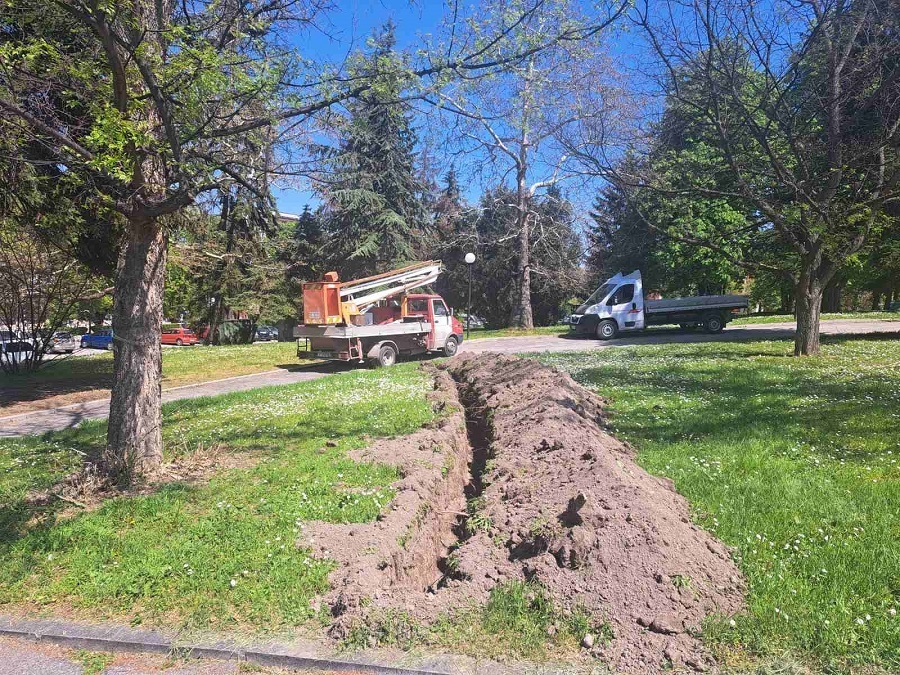 Ремонтират уличното осветление в парка до Общината