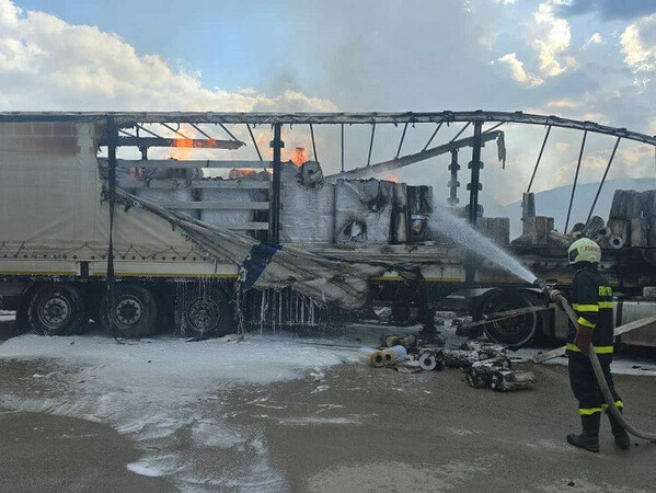 Камион и палети изгоряха в Шумен