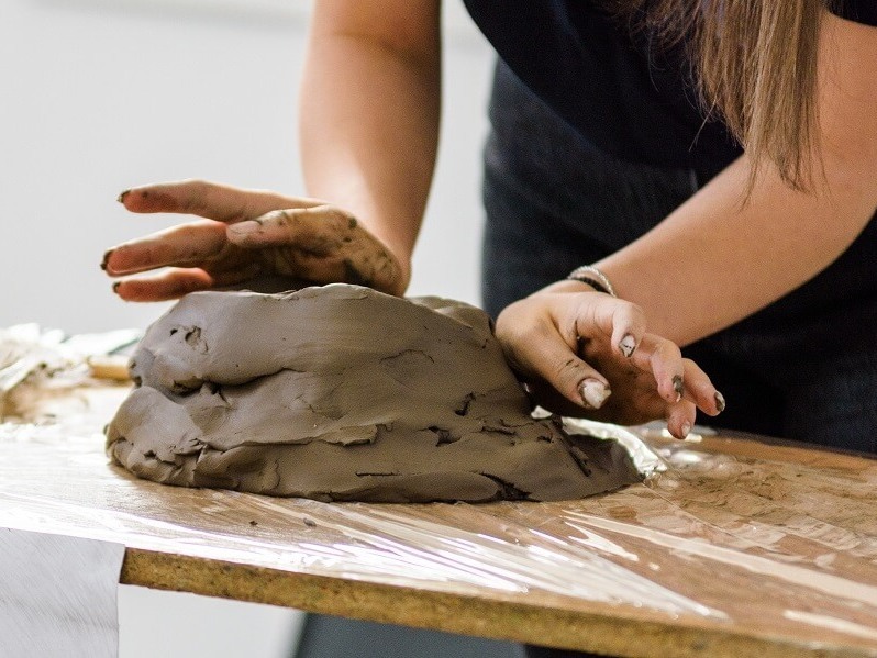 Ученици от Шумен и Нови пазар на състезание по керамика