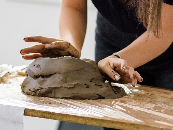 Ученици от Шумен и Нови пазар на състезание по керамика