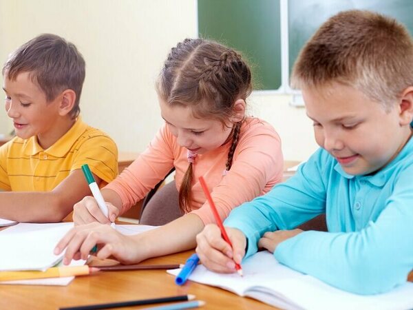 Първолаци на състезание по правопис и краснопис