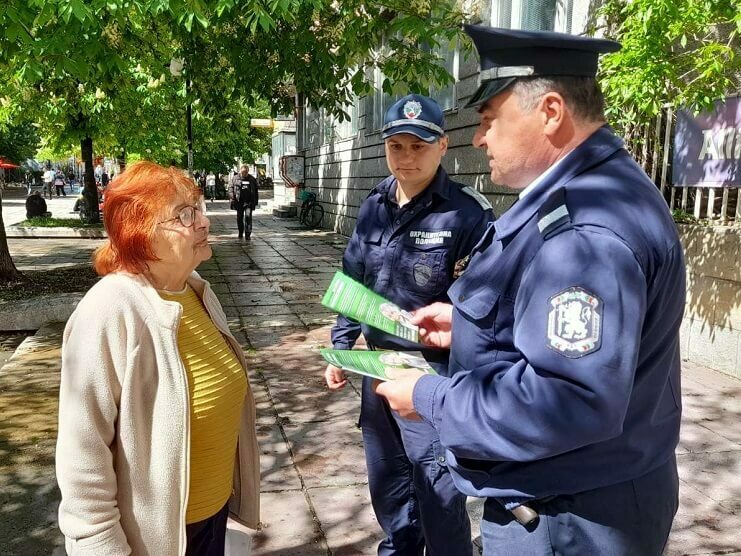 Полицаи с кампания срещу ало измамите