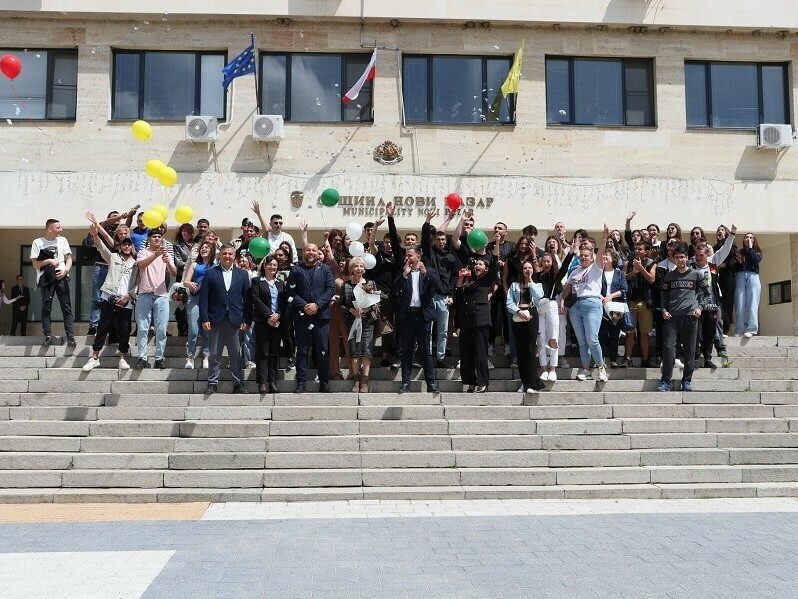 Зрелостници от Нови пазар с послания за бъдещето