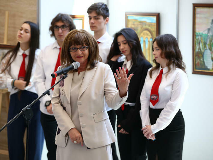 Голям интерес към ученическата изложба в парламента