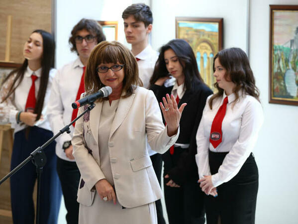 Голям интерес към ученическата изложба в парламента