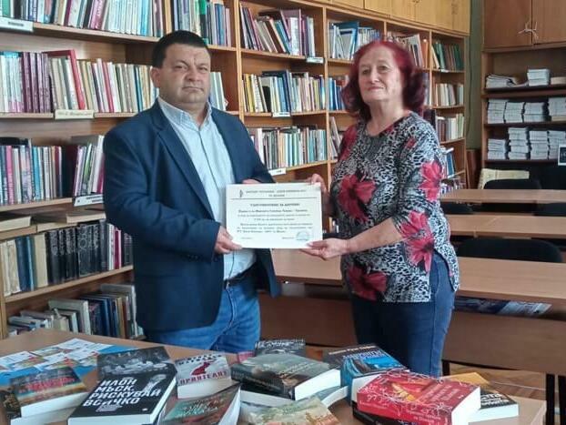 Дарени книги в навечерието на празника на буквите