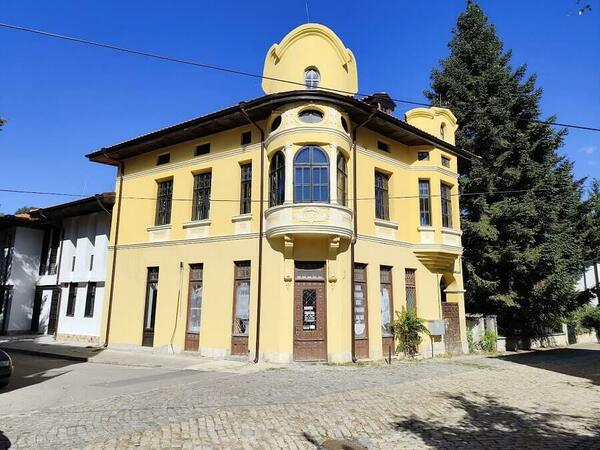 Казусът с ремонта в къщите „Елеонора“ забуксува