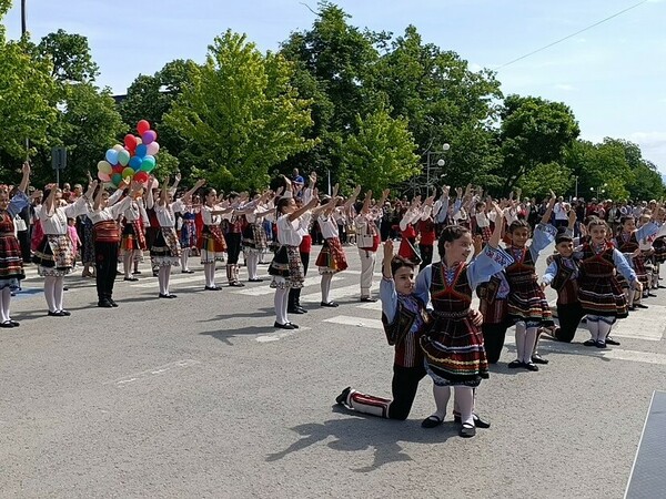 Хиляди отбелязаха 24 май