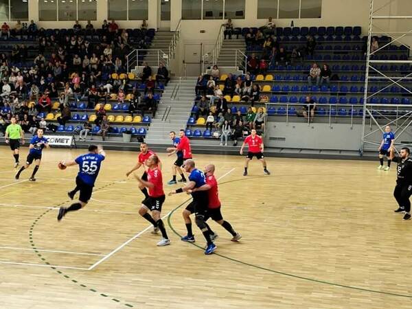 „Шумен 61“ остава в битката за титлата