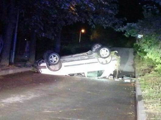 Извадиха пияна и неправоспособна от преобърнат автомобил