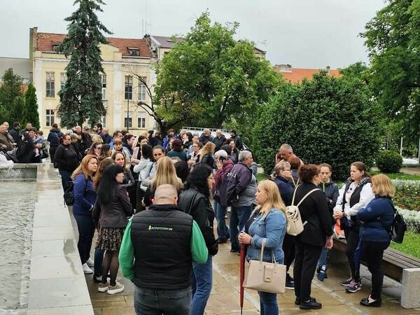Засега няма да екстрадират майка, обвинена в отвличане на детето си