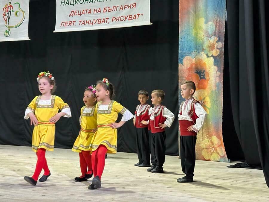 Стотици деца пеят, танцуват и рисуват