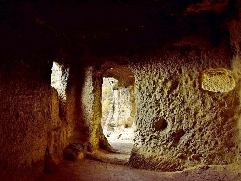 Разходка до скалния манастир над Хан Хрум