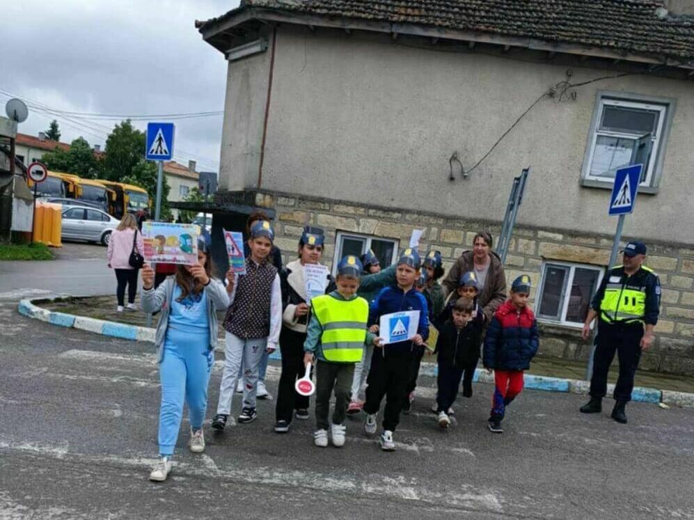 Деца учиха правилата за пресичане