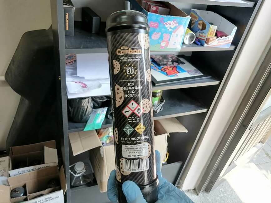 Полицаи откриха 200 литра райски газ