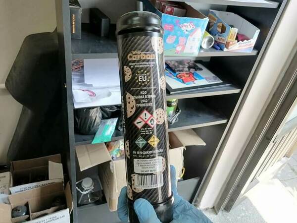 Полицаи откриха 200 литра райски газ