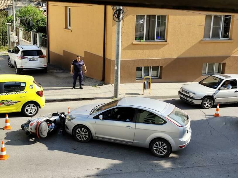Катастрофа затруднява движението по ул. „Съединение“