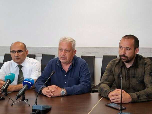 Издирването на хищника продължава