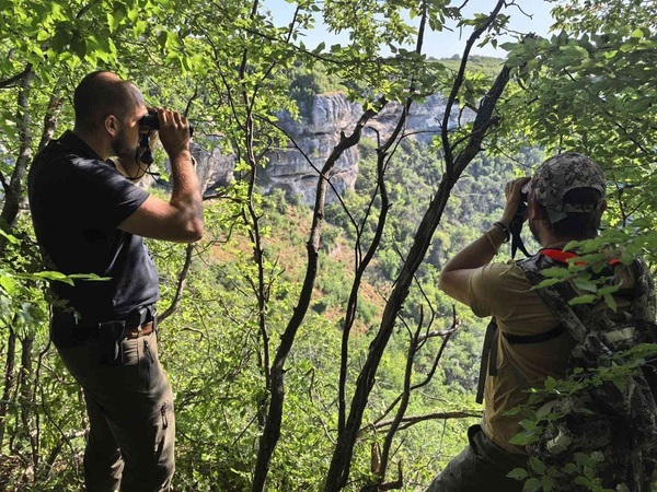 Стесняват района при издирването на хищника