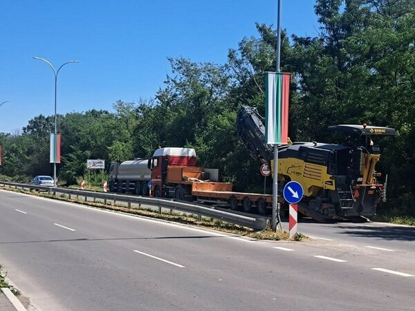 Продължава ремонтът на пътя за Петия километър