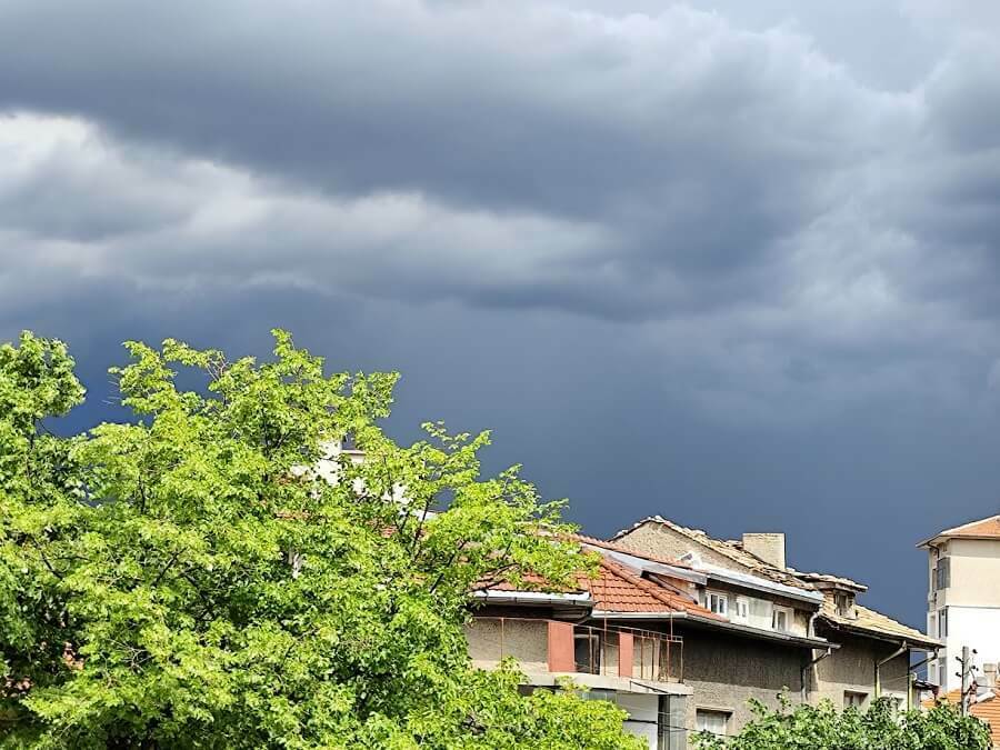 След жегите – жълт код за валежи