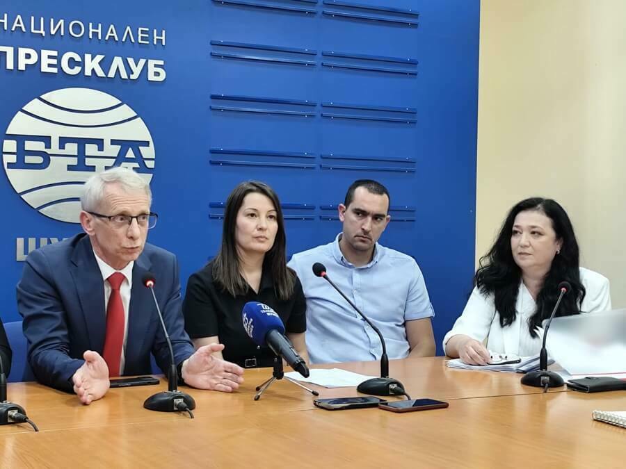 Директор на училище сигнализира за репресии