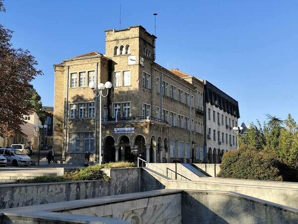 Жена шамароса лекар, мъж удари полицаи