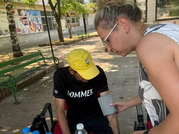 Раздават вода и мерят кръвно в жегата