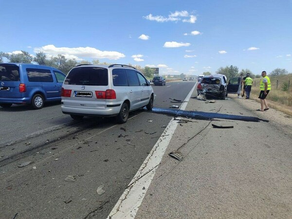 Двама с фрактури при катастрофата на магистралата