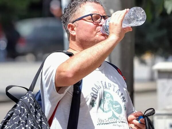 Раздават вода в Каспичан заради жегата