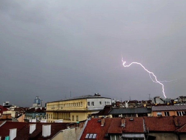 Оранжев код за гръмотевични бури и за градушки