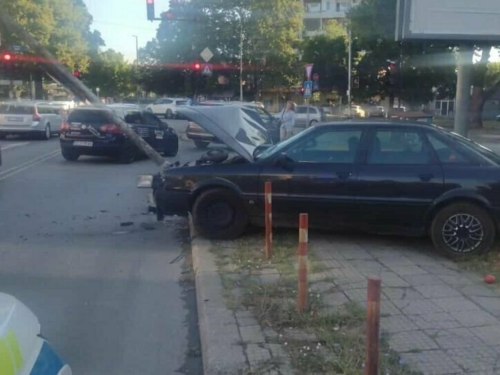 83-годишна жена „паркира“ между разделителни колчета